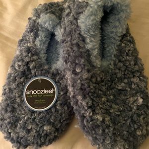 Snoozes! Foot coverings. Size 7/8